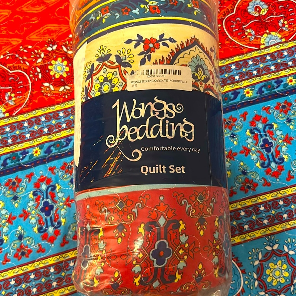 NWT Queen quilt with 2 pillow shams